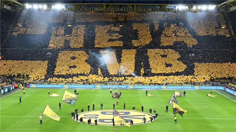 Die Fans der Dortmunder mit einer beeindruckenden Chorografie. 