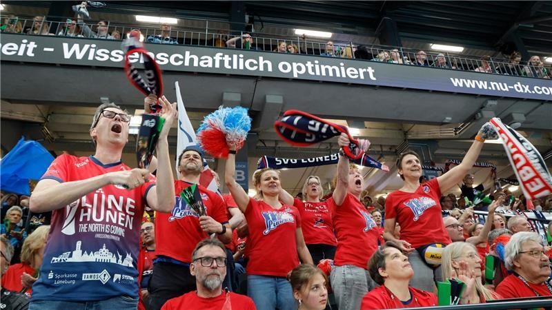 Die Fans der SVG Lüneburg feuern ihre Mannschaft an.