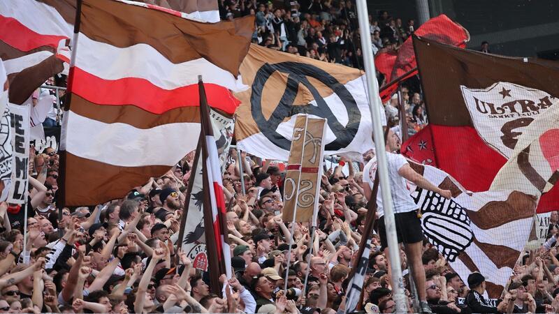 Die Fans des FC St. Pauli feierten den Aufstieg in die Bundesliga ausgelassen.