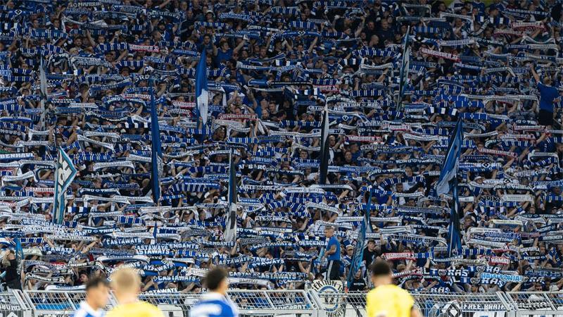 Die Fans des HSV feuern ihre Mannschaft an.