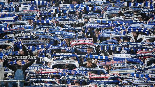 Die Fans des Hamburger SV vor dem Derby gegen Werder Bremen. (Archiv)
