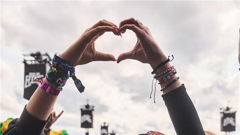 Festivaltag zwei: Regen bei Rock im Park, Wolken am Ring Die Fans freuen sich auf Festivaltag Nummer zwei.