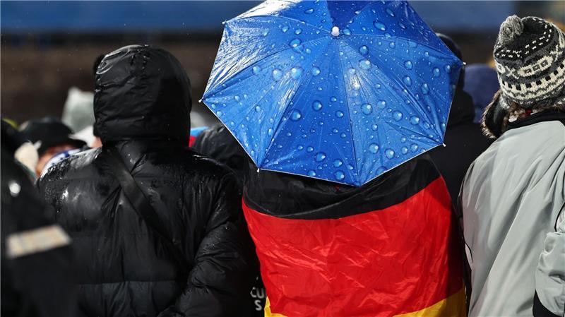 Auf Gold folgt Platz neun: Raimund „leicht gefrustet“ Die Fans ließen sich vom miesen Wetter nicht aufhalten.