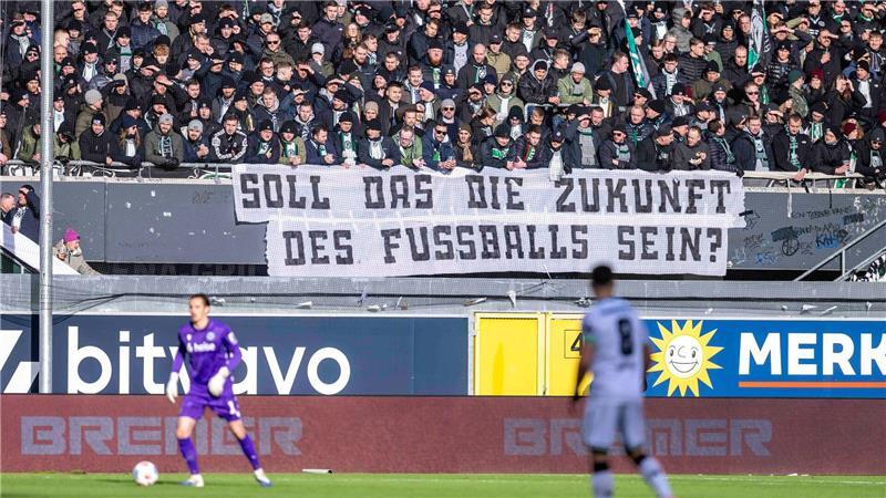Deutschlandweiter Protest: Fans stellen sich gegen Politik Die Fans protestieren weiter gegen die geplanten Maßnahmen der Politik in Fußball-Stadien, hier Anhänger von Hannover 96.
