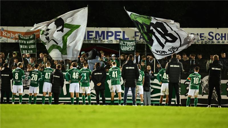 Der Kapitän verhilft D/A mit zwei Aktionen zum Momentum fürs Glücklichsein Die Fans vom VfB Lübeck hatten die bessere Form als ihre Mannschaft.