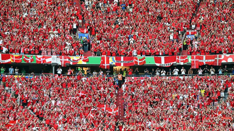 Die Fans von Dänemark sind vor dem Achtelfinale gegen deutschland optimistisch.