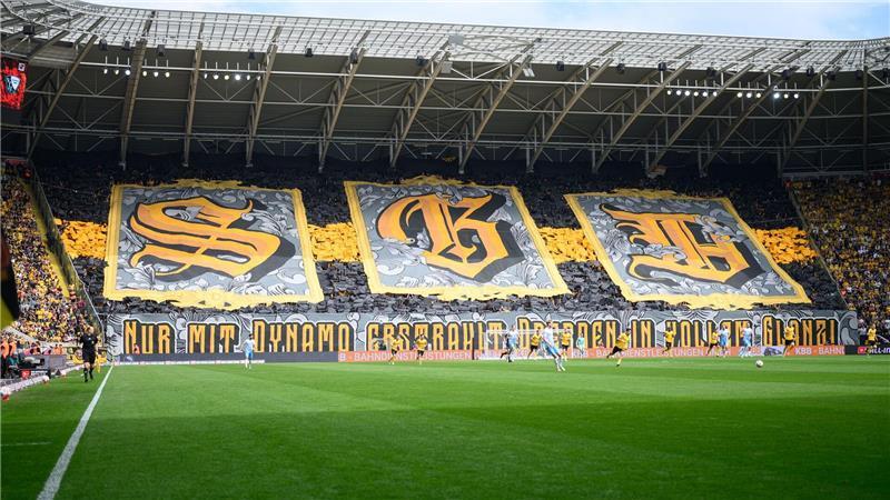 Die Fans von Dynamo Dresden zeigen im K-Block eine Choreographie.