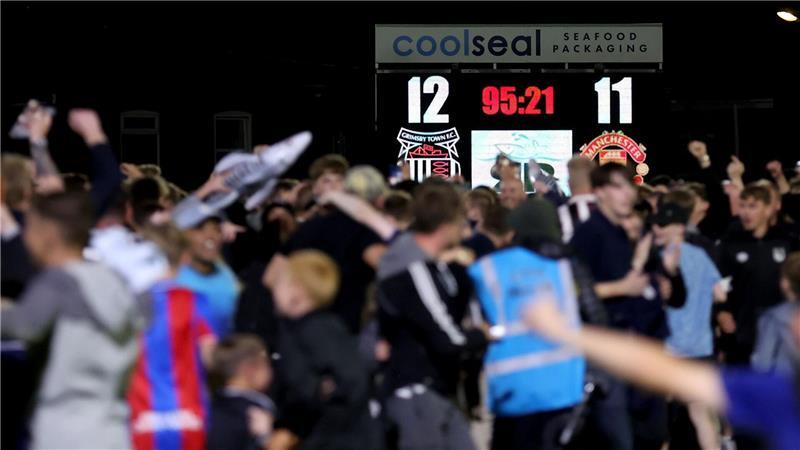 Bilder des Tages Die Fans von Grimsby Town feiern ihren Sieg im Elfmeterschießen gegen Manchester United.