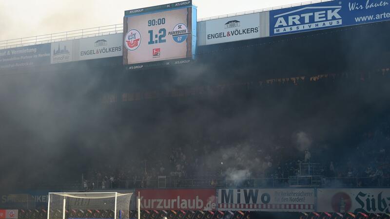 St. Pauli ist Meister, Hansa steigt ab Die Fans von Hansa Rostock zünden Feuerwerk und Böller.