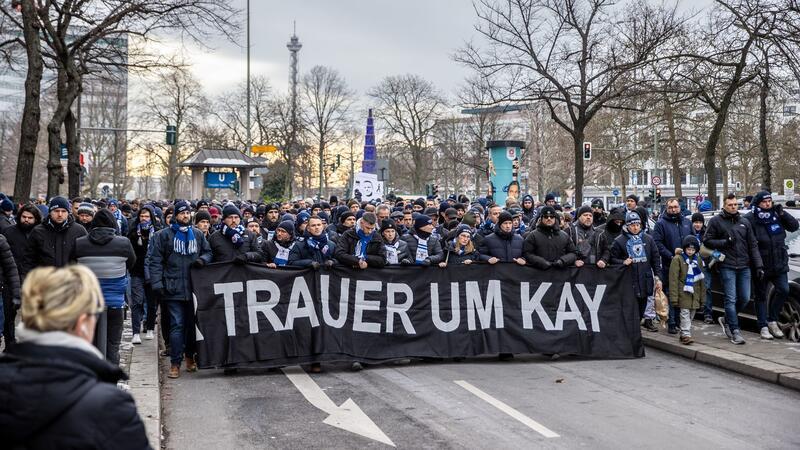 Trauermarsch und Andacht: Herthas Gedenken an Bernstein Die Fans von Hertha BSC beim Trauermarsch für den gestorbenen Hertha-Präsidenten Kay Bernstein.