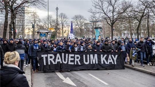 Die Fans von Hertha BSC beim Trauermarsch für den gestorbenen Hertha-Präsidenten Kay Bernstein.
