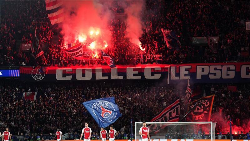„Am Tor zum Himmel“ - Pressestimmen zu PSG gegen Arsenal Die Fans von PSG feiern den Einzug ins Finale der Champions League.