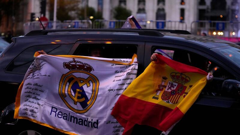 Nach 36. Meistertitel: Lobeshymnen auf Real und Ancelotti Die Fans von Real Madrid feiern auf dem Cibeles-Platz nachdem ihre Mannschaft den Titel in der La Liga gewonnen hat.