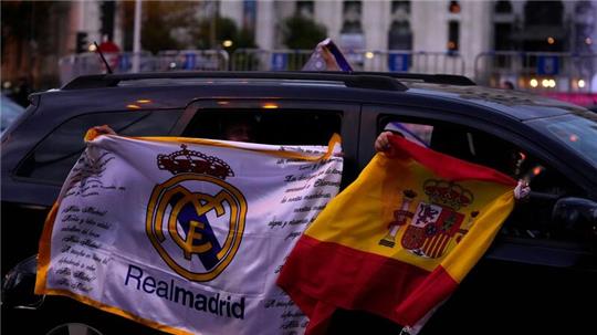 Die Fans von Real Madrid feiern auf dem Cibeles-Platz nachdem ihre Mannschaft den Titel in der La Liga gewonnen hat.