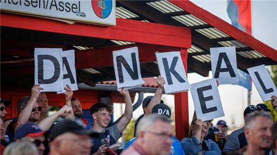 Die Fans vor dem D/A-Vereinsheim verabschieden Alexander Neumann.