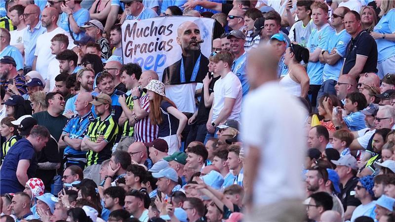 Emotionaler Man-City-Abschied für Guardiola und seine Stars Die Fans würdigten ihren Erfolgscoach Pep Guardiola zum Abschied mit Transparenten.