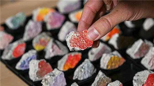 Die Farbe auf den Mauer-Steinen wird neu aufgetragen. 