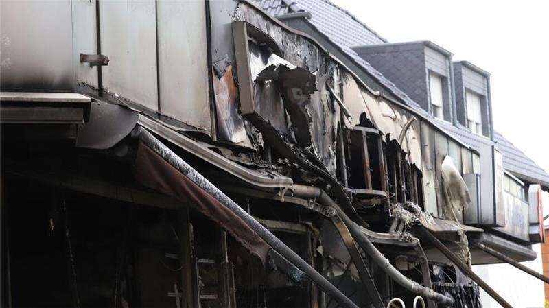 Sorge in Köln - Explosionsserie nimmt kein Ende Die Fassade des Cafés wurde zerstört.