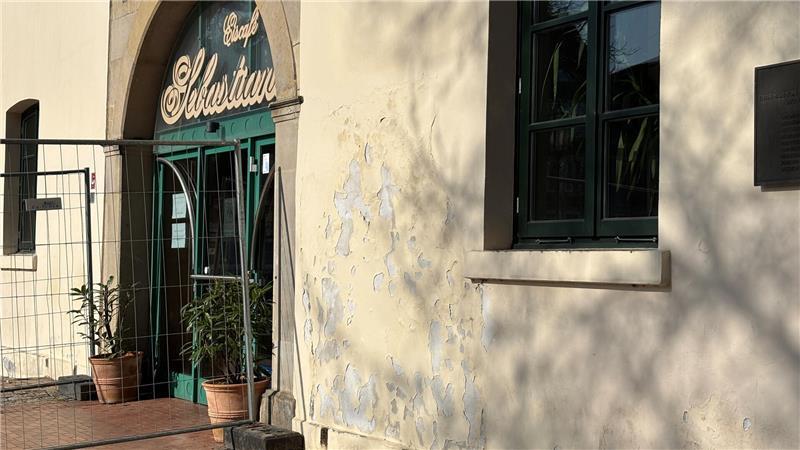 Die Fassade des Zeughauses ist sanierungsbedürftig: An einigen Stellen blättert die Farbe ab.