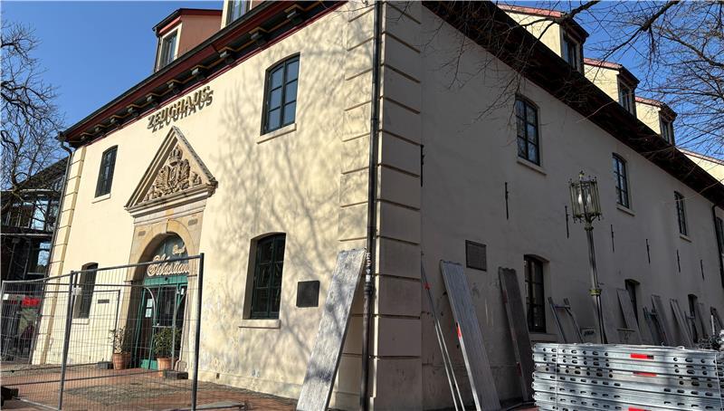 Die Fassade des historischen Zeughauses in Stade wird saniert.