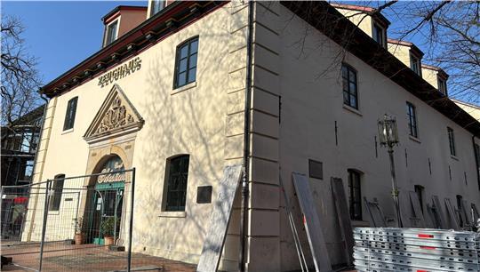 Die Fassade des historischen Zeughauses in Stade wird saniert.