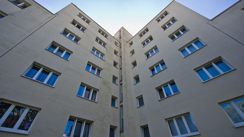 Die Fassade eines Wohnblocks.
