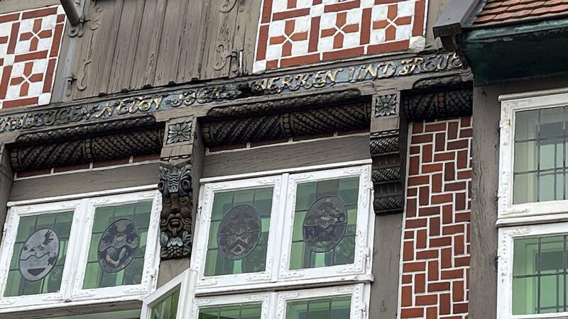 Die Fassade im Heimatmuseum Buxtehude ist marode. Durch die Löcher kommt Ungeziefer ins Gebäude.