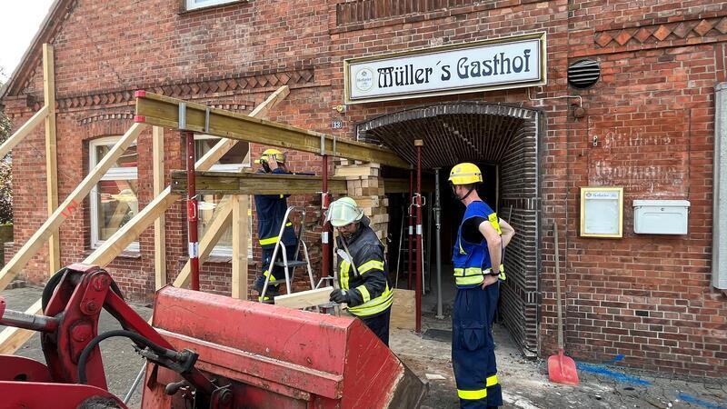 Die Fassade von Müllers Gasthof in Mulsum musste am Tag nach dem Unfall gesichert werden.