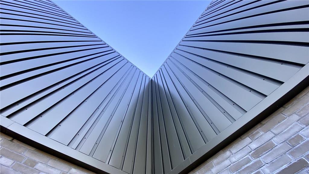 Die Fassadenbleche im Farbton "Light Bronce".