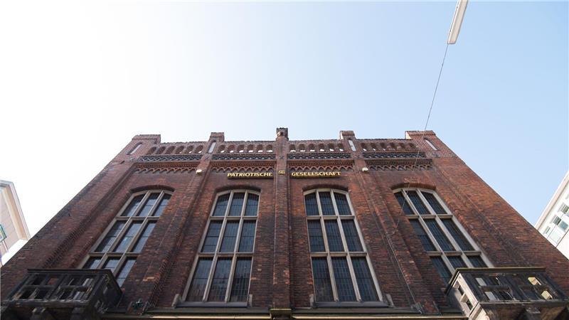 Senat: Sanierung der Finanzbehörde läuft nach Plan Die Fassadensanierung beim Haus der Patriotischen Gesellschaft kostet nach Angaben der Finanzbehörde voraussichtlich rund 620.000 Euro. (Archivbild)