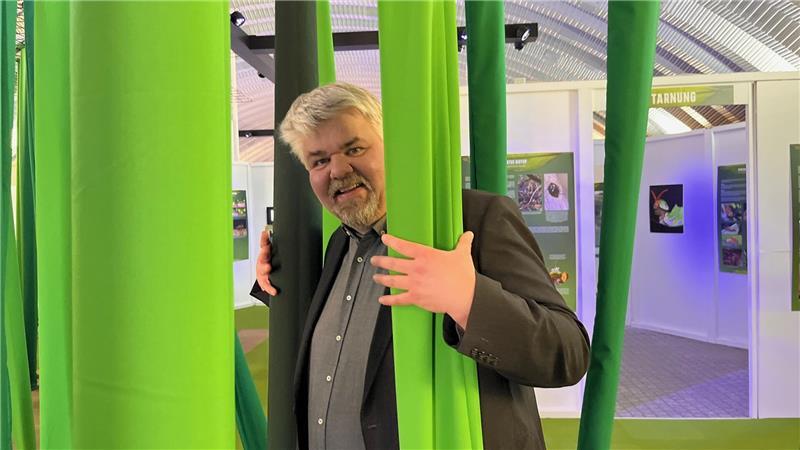 Die Faszination der Insekten hat auch ihn erwischt: Lars Lichtenberg, Leiter des Natureums Niederelbe, zwischen den Gräsern der Wiese.