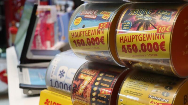 Zwischen Wohlfühloase und Verzweiflung: Die dunkle Seite der Spielotheken Die Faszination von Rubbellosen, wo Glück und Gewinn hinter jedem Kratzer verborgen liegen.Foto: Johanna Lindenau
