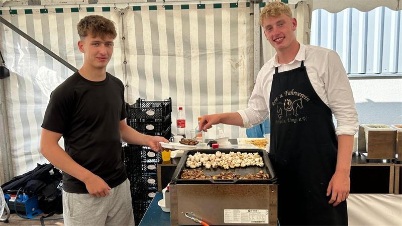 Alle packen an: Wie Bokel das Reitturnier als großes Dorffest feiert Die Faustball-Weltmeister Joey Bieniek links und Joris Finkel.