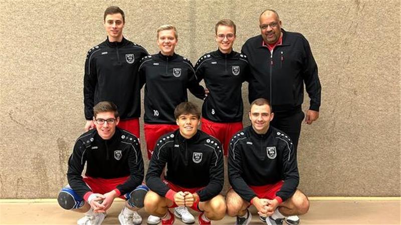 Die Faustballer des MTV Wangersen: Marcel Brey, Thilo Löhden, Tom Löhden, Trainer Martin Becker (hinten von links), Florian Behrens, Marvin Becker und Nick Poppe (vorne von links).
