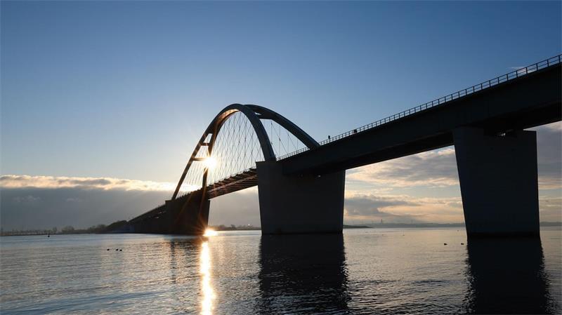 Fehmarnbeltquerung - Neuer Eröffnungszeitplan noch 2026 Die Fehmarnsundbrücke wird voraussichtlich noch bis 2030 saniert. (Archivbild)