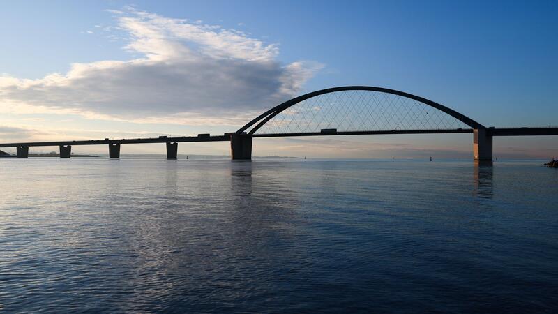 Die Fehmarnsundbrücke wird wegen einer Überprüfung der Brückenunterseite in zwei Nächten für jeweils einige Stunden halbseitig gesperrt. (Archivbild)
