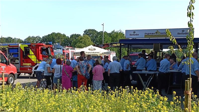 2000-Liter-Tank und Lichtmast: Fredenbeck hat ein neues Super-Löschfahrzeug Die Feier in Fredenbeck war gut besucht.