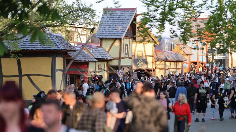 Die Feierlichkeiten locken jedes Jahr Tausende Menschen in den Harz. (Archivbild)