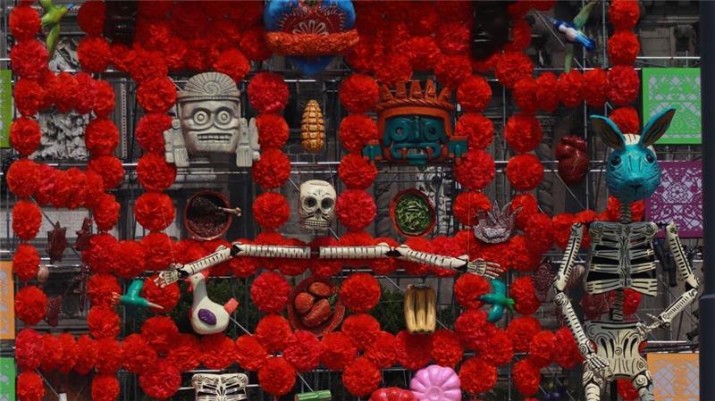 Tag der Toten in Mexiko: Fest am Grab und auf den Straßen Die Feierlichkeiten zum Tag der Toten werden immer größer. Tausende von Touristen kommen zu dieser Jahreszeit nach Mexiko.
