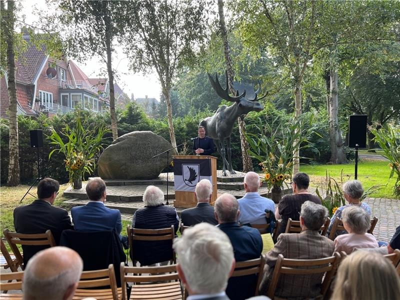 Die Feierstunde im Rahmen des Goldaper Heimattreffens findet traditionell beim Mahnmal in den Stader Wallanlagen statt. Foto: Landkreis Stade / Daniel Beneke