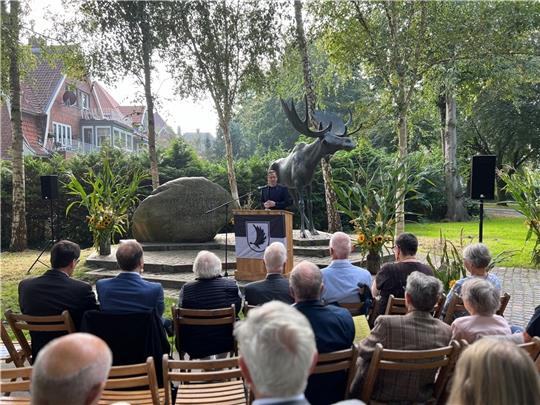Die Feierstunde im Rahmen des Goldaper Heimattreffens findet traditionell beim Mahnmal in den Stader Wallanlagen statt. Foto: Landkreis Stade / Daniel Beneke