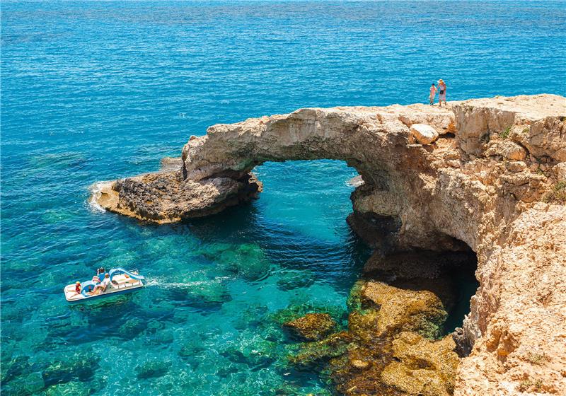 Die Felsformation „Brücke der Liebenden“ am Meer bei Agía Nápa, einem früheren Fischerdorf, das mittlerweile zur Partyhochburg Zyperns geworden ist. Fotos: Shutterstock.com