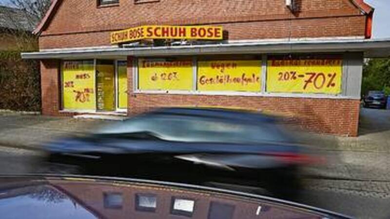 Nach 60 Jahren: Schuhladen muss schließen Die Fenster sind gelb abgeklebt: Das Schuhhaus Bose in Dorum hat den Ausverkauf gestartet.
