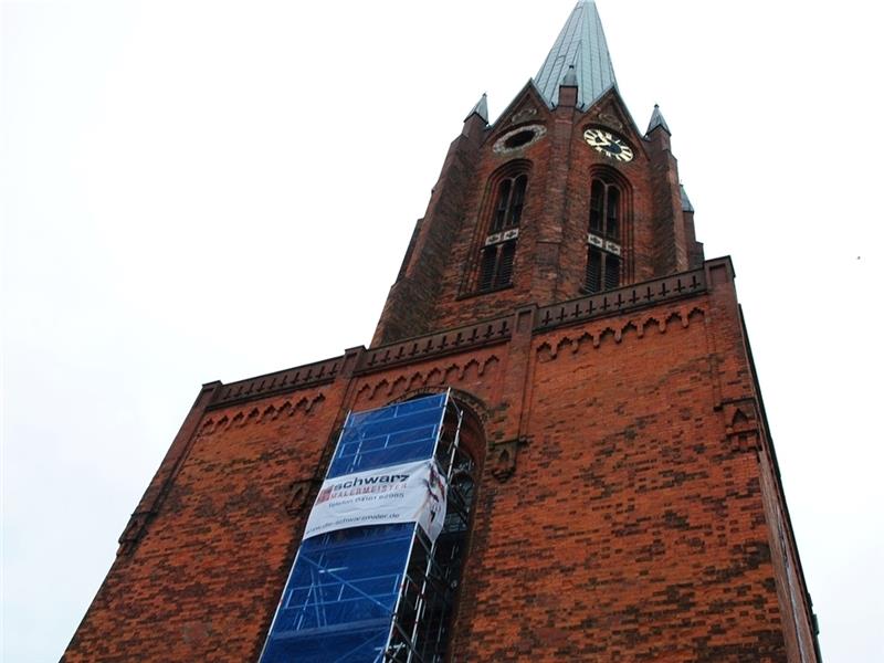Die Fenster über dem Westportal der St. Petri-Kirche sind eingerüstet. Sie werden für 42.000 Euro erneuert.