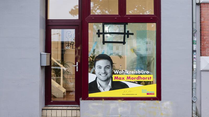Anschläge in Kiel auf Wahlkreisbüros von Ampelpolitikern Die Fensterscheibe des Wahlkreisbüros des Kieler Bundestagsabgeordneten Max Mordhorst (FDP) ist nach einem Anschlag beschädigt.