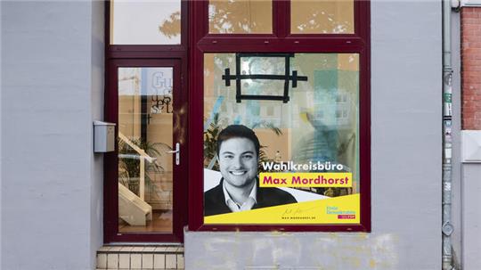 Die Fensterscheibe des Wahlkreisbüros des Kieler Bundestagsabgeordneten Max Mordhorst (FDP) ist nach einem Anschlag beschädigt.