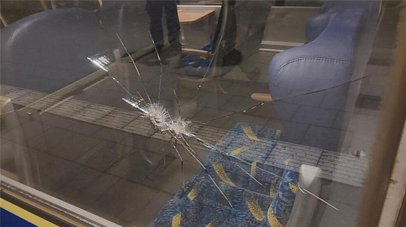 Steinwurf auf Start-Zug: Scheibe beschädigt - Bundespolizei ermittelt Die Fensterscheibe wird beim Steinwurf beschädigt.