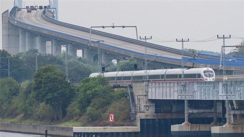 Die Fernzüge der Deutschen Bahn waren im Januar etwas pünktlicher unterwegs als zuletzt. (Archivbild)