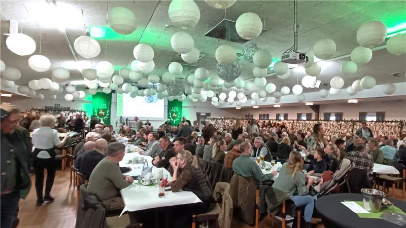 Immer mehr Jäger im Kreis Stade: Was ist das Besondere an der Jagd? Die Festhalle war mit 320 Gästen sehr gut besucht.