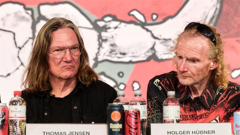 Sonnige Heavy-Metal-Party auf Wackens Wiesen Die Festivalgründer Thomas Jensen (links) und Holger Hübner äußern sich auf der Abschluss-PK.